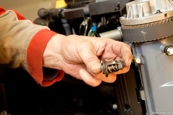 Näin teet perämoottorin vuosihuollon