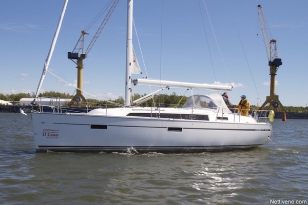 Bavaria 37 yllättää purjehdusominaisuuksillaan