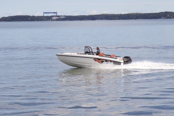 Bella 600R on turvallisen tuntuinen perhevene