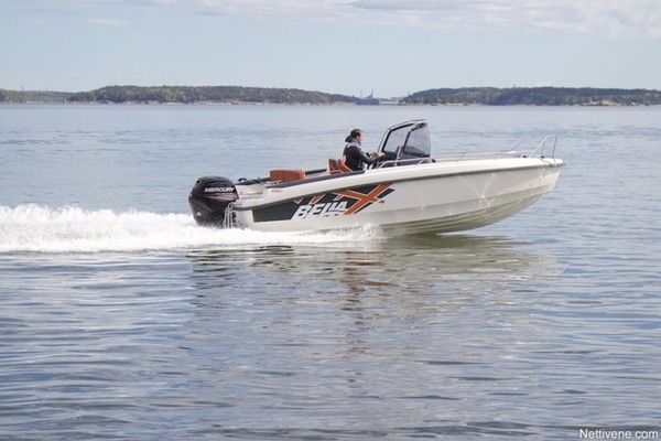 Bella 600R on turvallisen tuntuinen perhevene