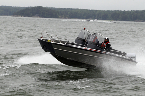 Faster 545 SC – Hyötyä ja huvia keularampilla