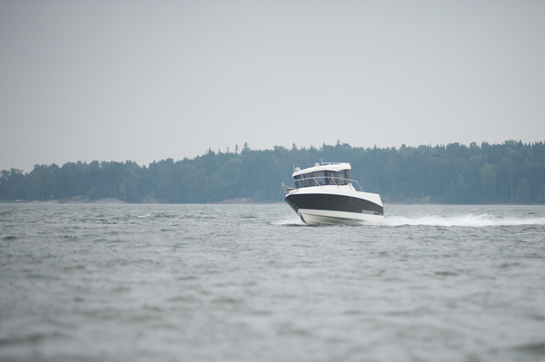 Pegazus 560 Top Fisher – Suojaisten vesien monitoimi-ihme