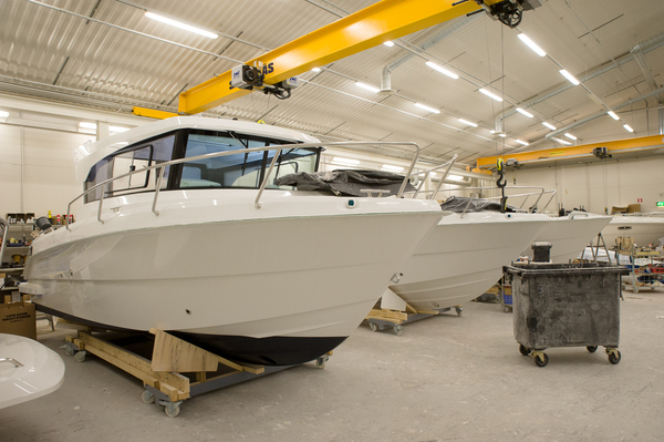 Lasikuituveneen valmistus – monivaiheista muotoilua ja viimeistelyä