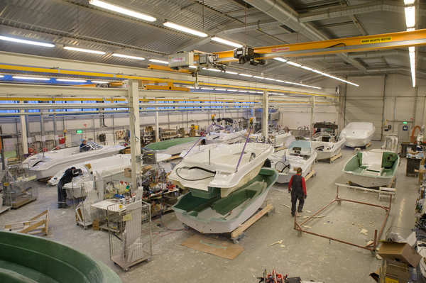 Lasikuituveneen valmistus – monivaiheista muotoilua ja viimeistelyä