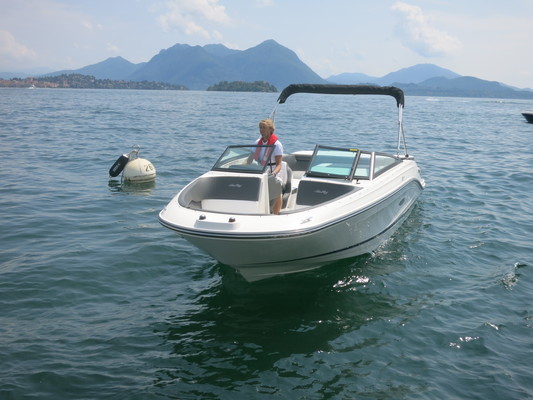 Sea-Ray 230 SPXE – Kaikki kyytiin kruisaamaan