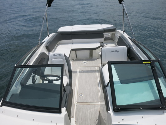 Sea-Ray 230 SPXE – Kaikki kyytiin kruisaamaan