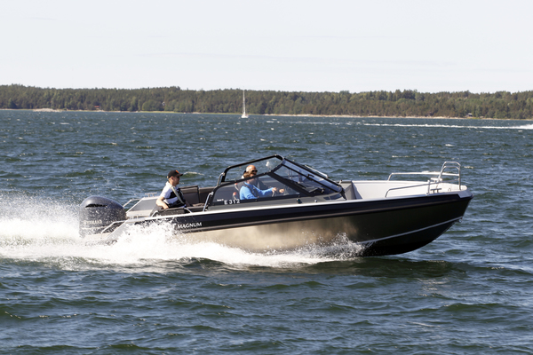 Buster Magnum – Muhkeasti asialinjalla