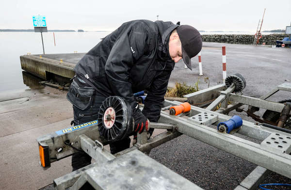 Veneen nosto trailerille – kaveri ja turvaköysi mukaan!