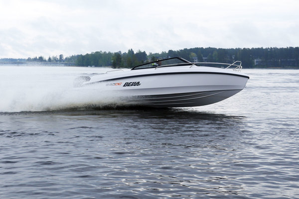 Bella 640 DC – tyylikäs päiväkruiseri tarjoaa helppoa ajettavuutta