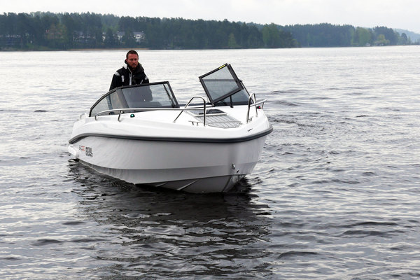 Bella 640 DC – tyylikäs päiväkruiseri tarjoaa helppoa ajettavuutta Bella 640 DC – tyylikäs päiväkruiseri tarjoaa helppoa ajettavuutta