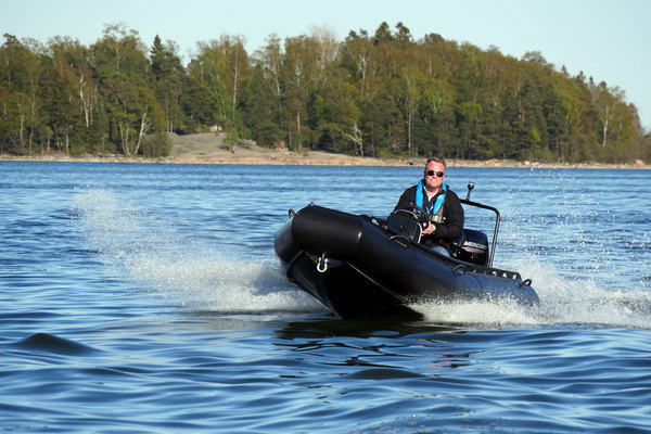 Arctic boats A4 – kiskotaan sellaisenaan kuivalle maalle Arctic boats A4 – kiskotaan sellaisenaan kuivalle maalle