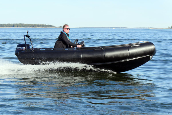 Arctic boats A4 – kiskotaan sellaisenaan kuivalle maalle Arctic boats A4 – kiskotaan sellaisenaan kuivalle maalle