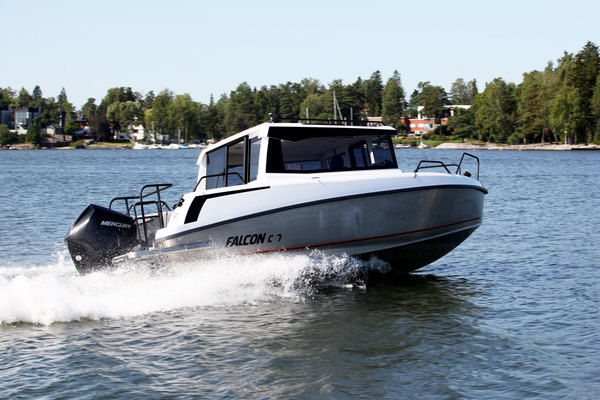 Falcon C 7 – tyylikäs alumiinivene läpikuljettavalla keskihytillä