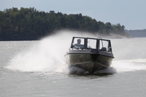 Master Pro 750 – iso ja jykevä alumiinivene Pietarista