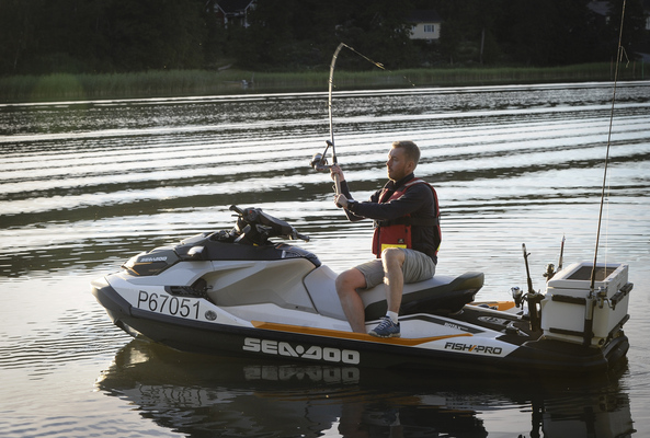 Sea Doo Fish Pro -hauelle kyytiä Sea Doo Fish Pro -hauelle kyytiä