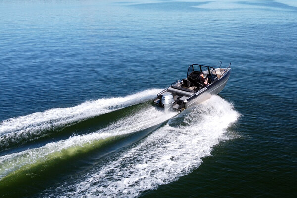 Faster 570 SC - kovan kelin alumiinivene tuplapulpetilla