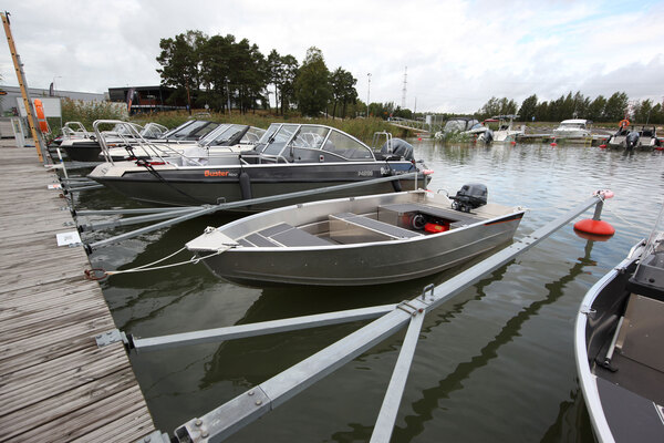 Buster XS - vakaa ja turvallinen kahvaohjattava mökkivene