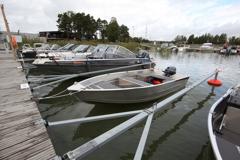 Buster XS - vakaa ja turvallinen kahvaohjattava mökkivene