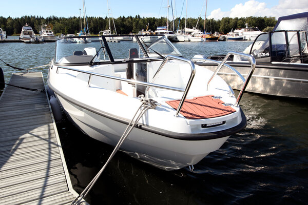 AMT 210 BR - Iso kotimainen Bow Rider huippuluokan ajo-ominaisuuksilla AMT 210 BR - Iso kotimainen Bow Rider huippuluokan ajo-ominaisuuksilla