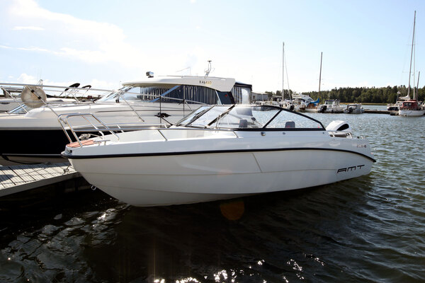 AMT 210 BR - Iso kotimainen Bow Rider huippuluokan ajo-ominaisuuksilla AMT 210 BR - Iso kotimainen Bow Rider huippuluokan ajo-ominaisuuksilla