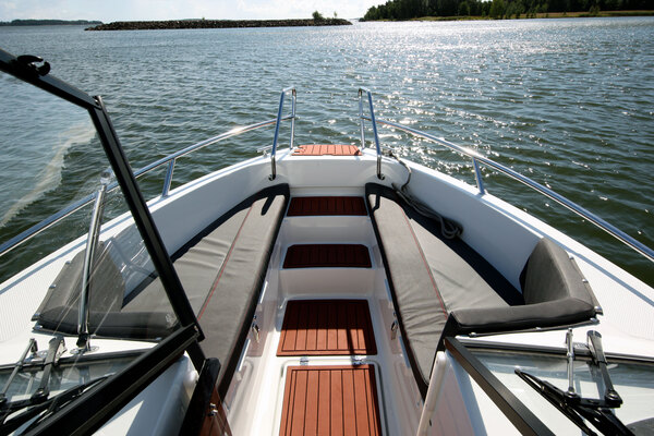 AMT 210 BR - Iso kotimainen Bow Rider huippuluokan ajo-ominaisuuksilla AMT 210 BR - Iso kotimainen Bow Rider huippuluokan ajo-ominaisuuksilla