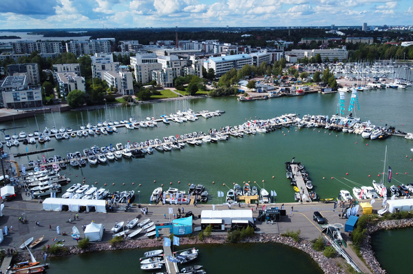 Uiva venenäyttely 2023 avautui Helsingin Lauttasaaressa