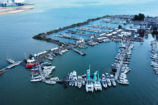 Uiva venenäyttely 2023 avautui Helsingin Lauttasaaressa