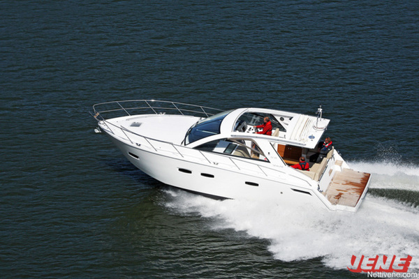 Kokoluokkansa tyylimalli: Sealine SC 35